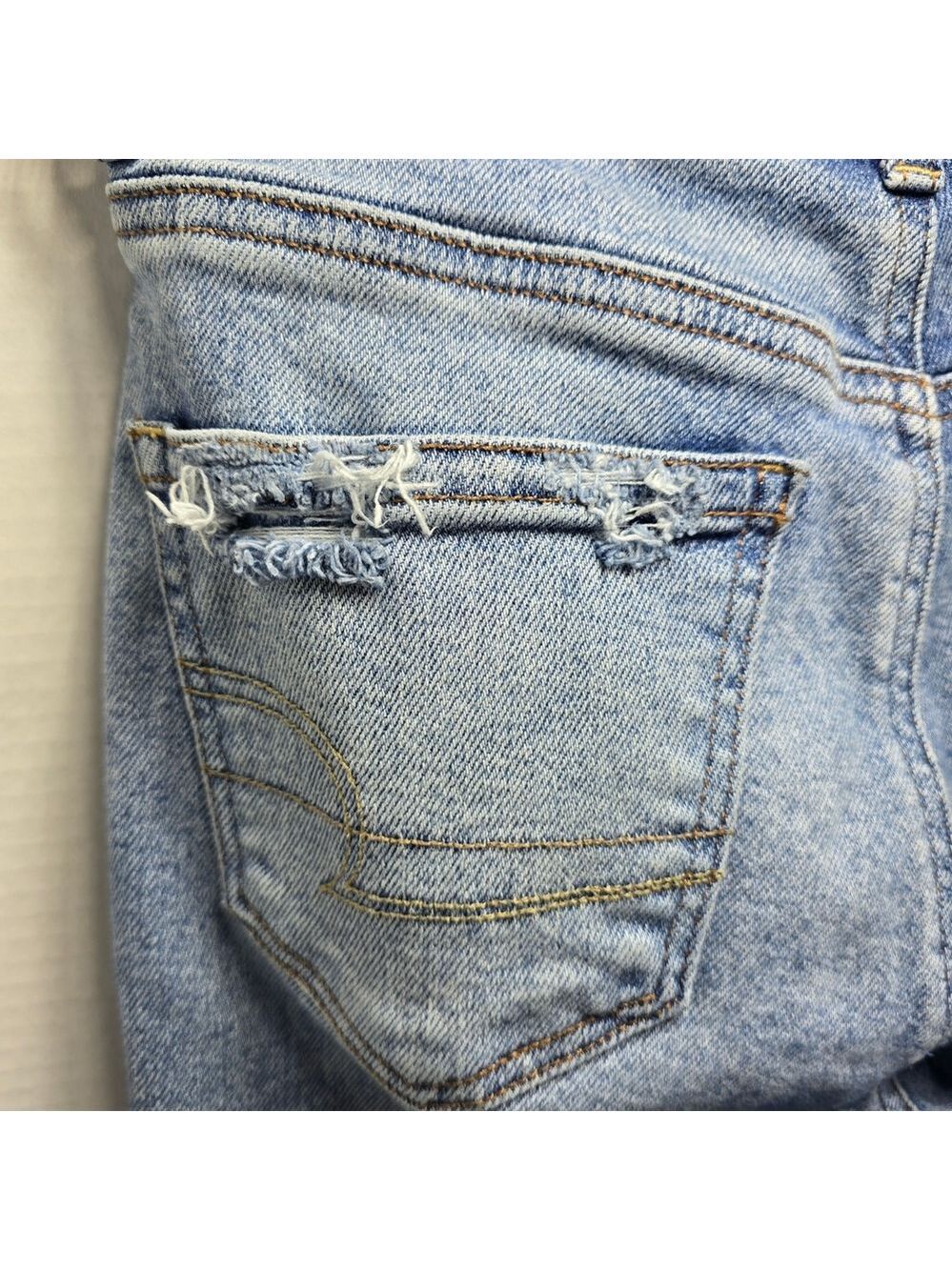American Eagle Outfitters Light Blue Relaxed Jeans - Picture 9 of 16